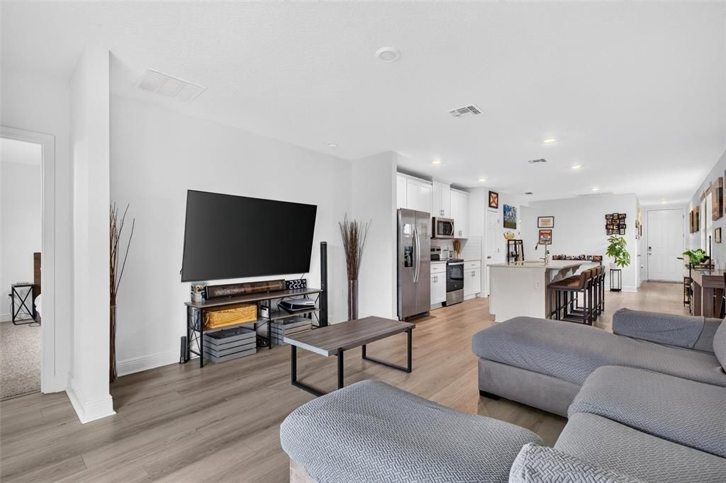 For Sale: $349,995 (3 beds, 2 baths, 1483 Square Feet)