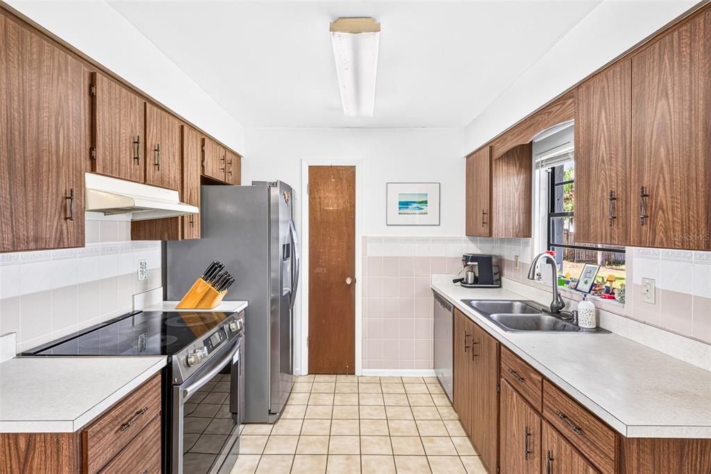 For Sale: $355,000 (3 beds, 2 baths, 1287 Square Feet)