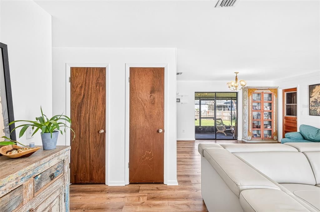 For Sale: $355,000 (3 beds, 2 baths, 1287 Square Feet)