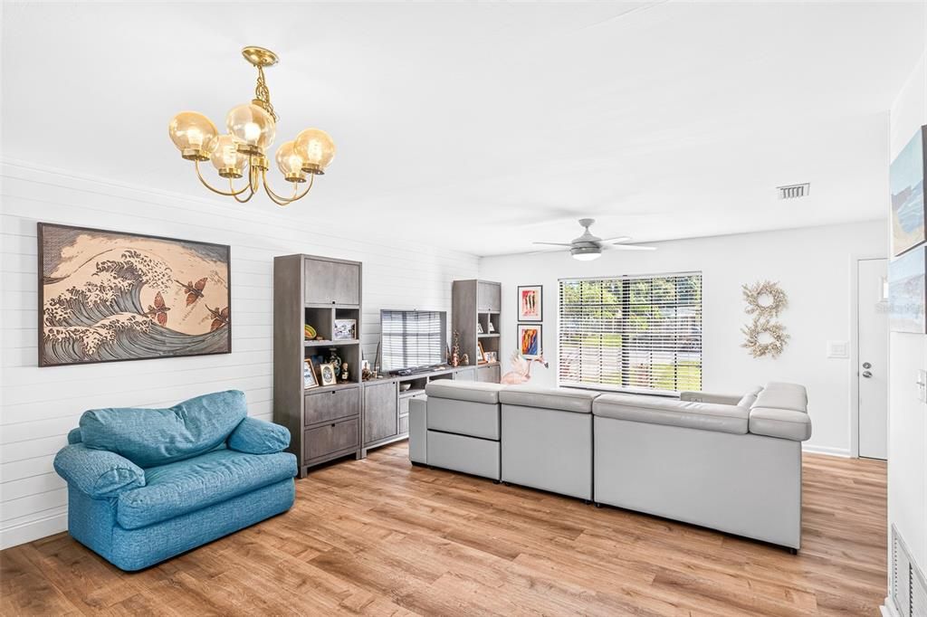 For Sale: $355,000 (3 beds, 2 baths, 1287 Square Feet)
