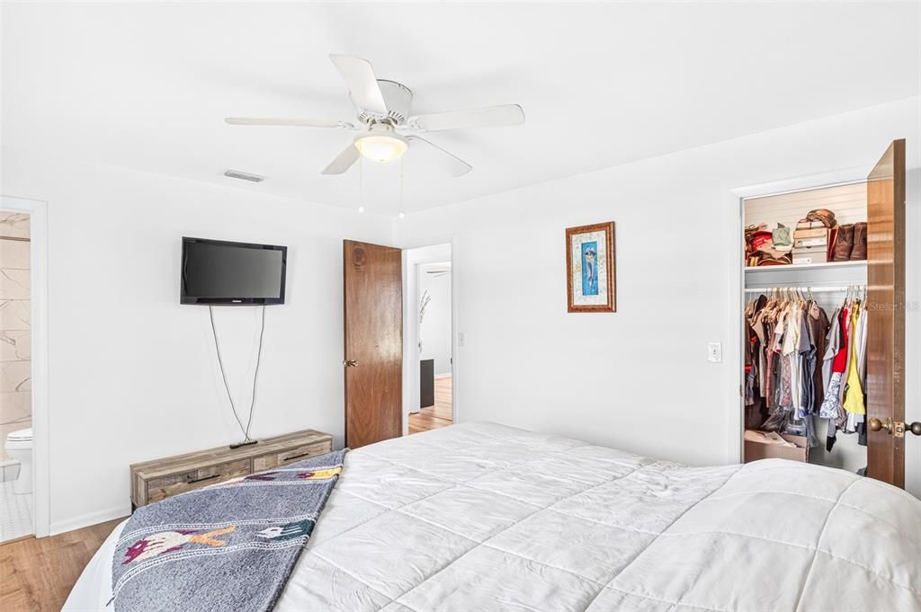 For Sale: $355,000 (3 beds, 2 baths, 1287 Square Feet)