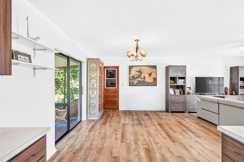 For Sale: $355,000 (3 beds, 2 baths, 1287 Square Feet)