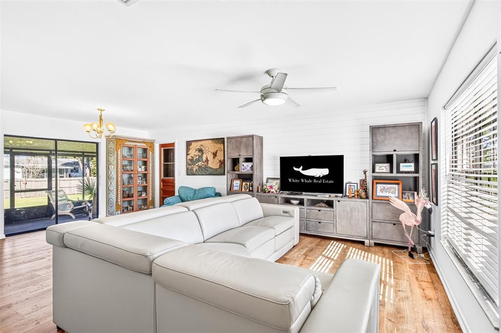 For Sale: $355,000 (3 beds, 2 baths, 1287 Square Feet)