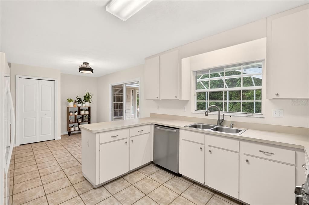 For Sale: $515,000 (5 beds, 2 baths, 2399 Square Feet)