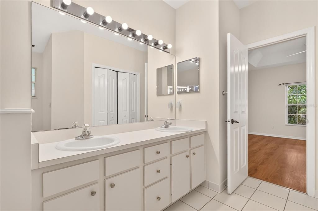 For Sale: $515,000 (5 beds, 2 baths, 2399 Square Feet)