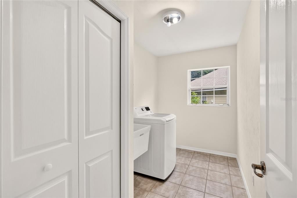 For Sale: $515,000 (5 beds, 2 baths, 2399 Square Feet)