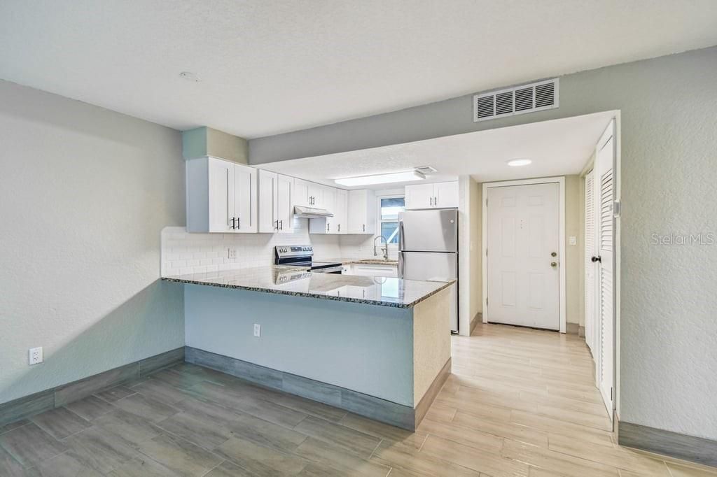 For Sale: $105,000 (2 beds, 1 baths, 891 Square Feet)
