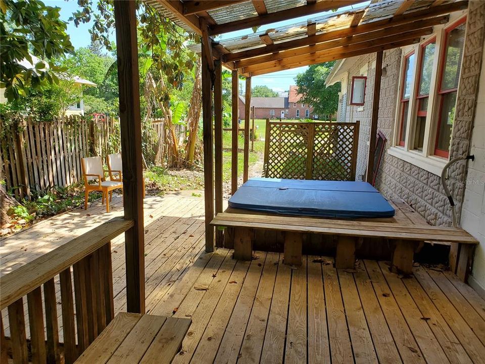 For Sale: $265,000 (3 beds, 1 baths, 1633 Square Feet)
