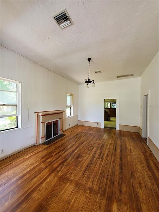 For Sale: $265,000 (3 beds, 1 baths, 1633 Square Feet)