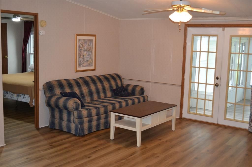 For Sale: $379,900 (3 beds, 2 baths, 1058 Square Feet)
