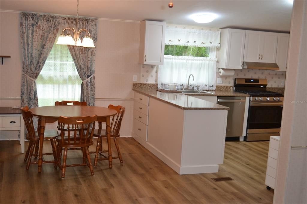 For Sale: $379,900 (3 beds, 2 baths, 1058 Square Feet)