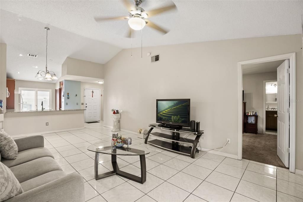 For Sale: $260,000 (3 beds, 2 baths, 1070 Square Feet)