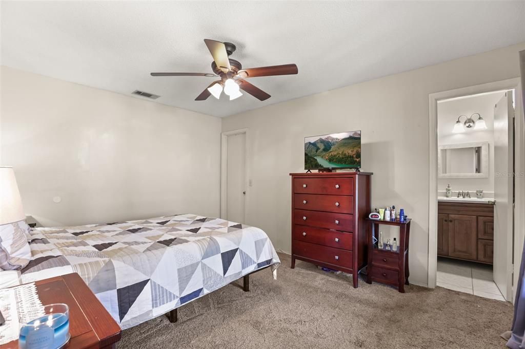 For Sale: $260,000 (3 beds, 2 baths, 1070 Square Feet)