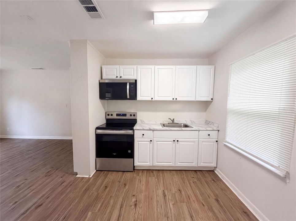 For Sale: $164,000 (2 beds, 1 baths, 807 Square Feet)