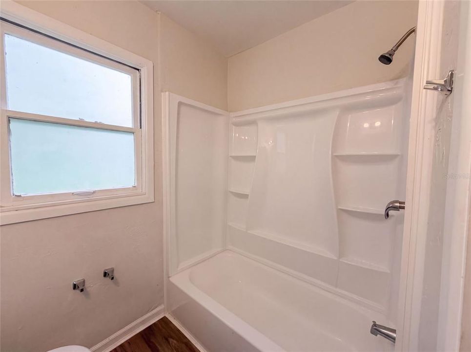 For Sale: $164,000 (2 beds, 1 baths, 807 Square Feet)