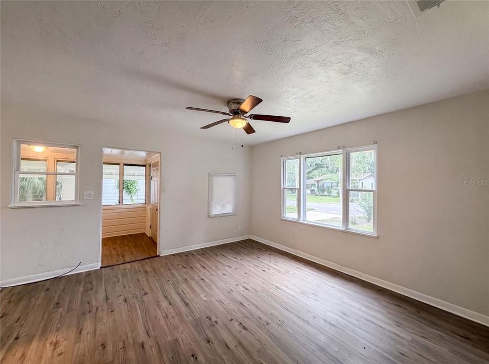 For Sale: $164,000 (2 beds, 1 baths, 807 Square Feet)