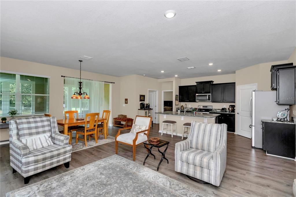 For Sale: $289,999 (2 beds, 2 baths, 1811 Square Feet)