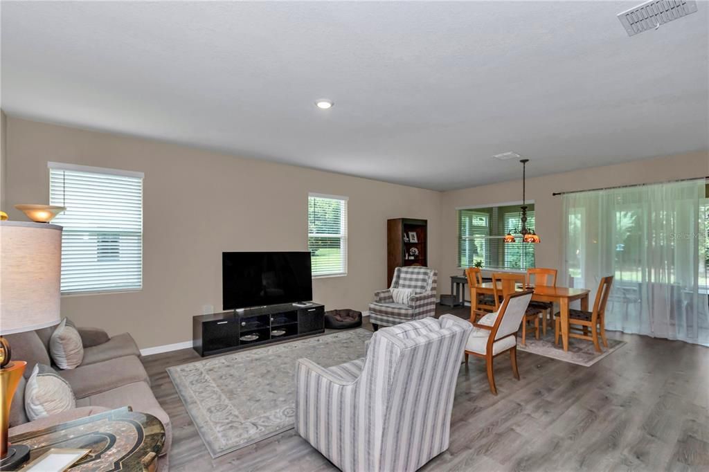 For Sale: $289,999 (2 beds, 2 baths, 1811 Square Feet)