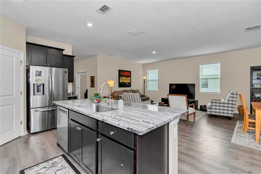 For Sale: $289,999 (2 beds, 2 baths, 1811 Square Feet)