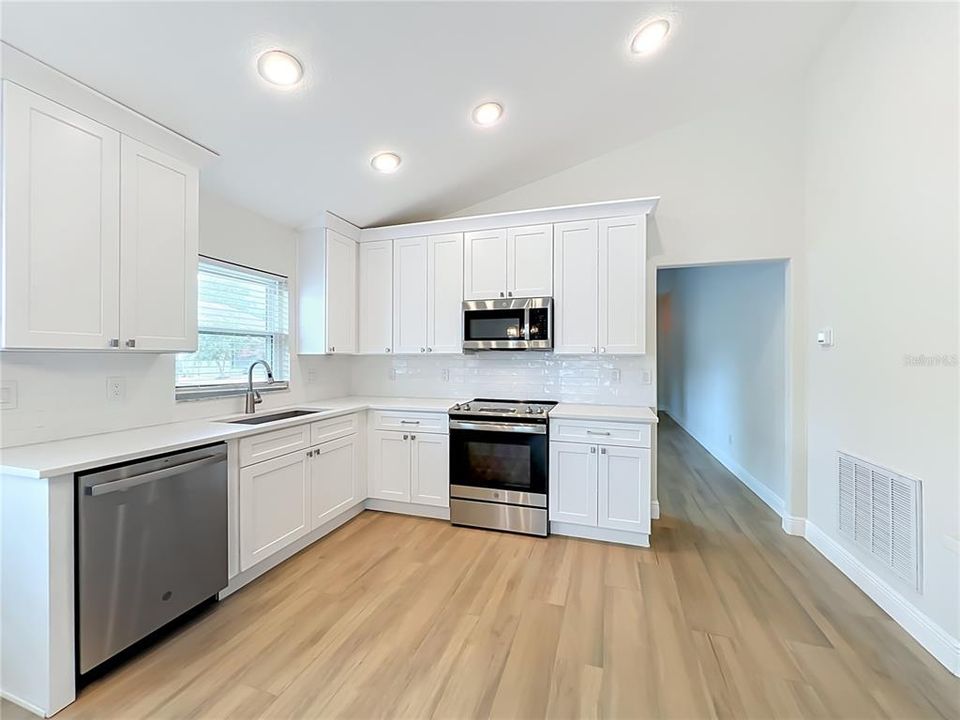 На продажу: $439,900 (3 спален, 2 ванн, 1587 Квадратных фут)