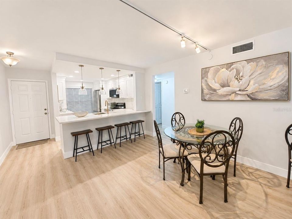 For Sale: $449,000 (2 beds, 2 baths, 915 Square Feet)