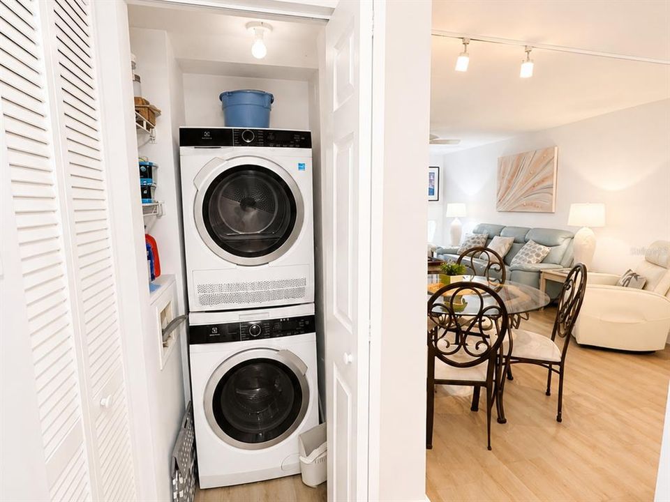 For Sale: $449,000 (2 beds, 2 baths, 915 Square Feet)