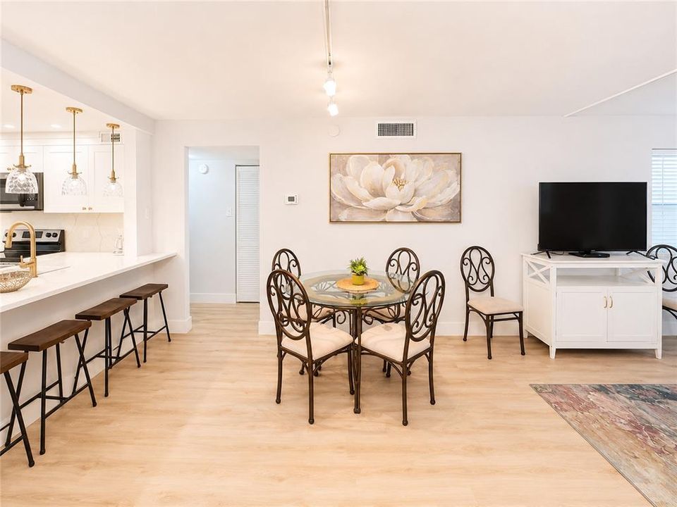 For Sale: $449,000 (2 beds, 2 baths, 915 Square Feet)