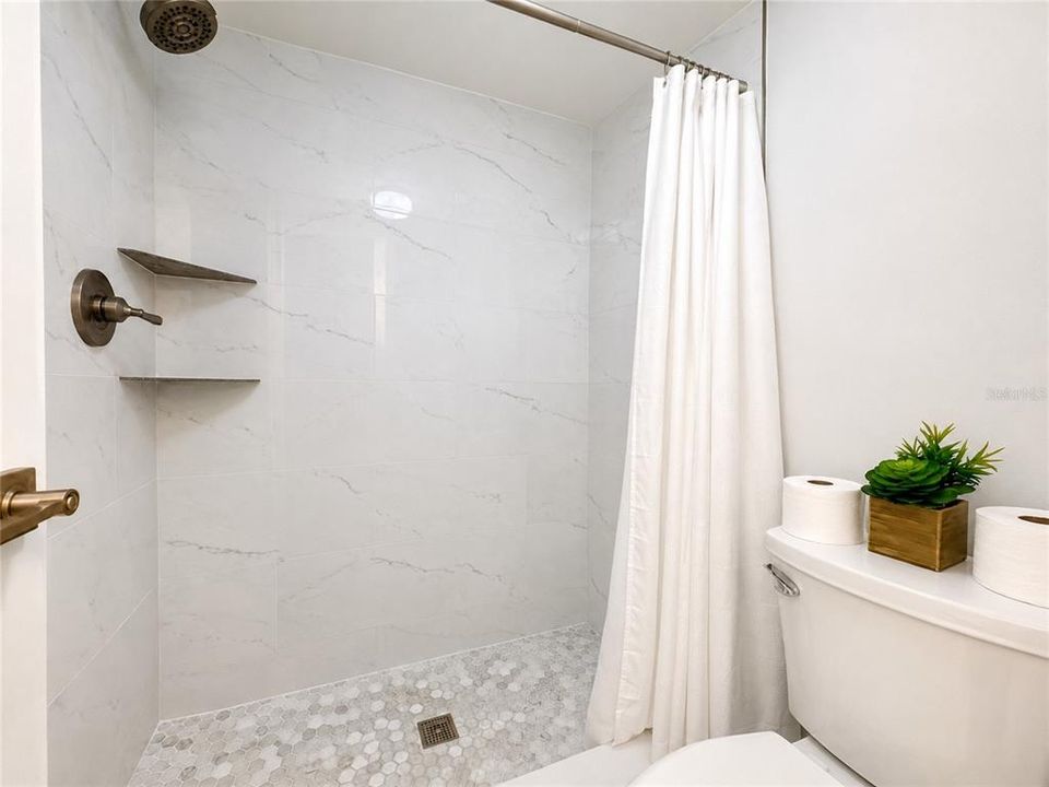 For Sale: $449,000 (2 beds, 2 baths, 915 Square Feet)