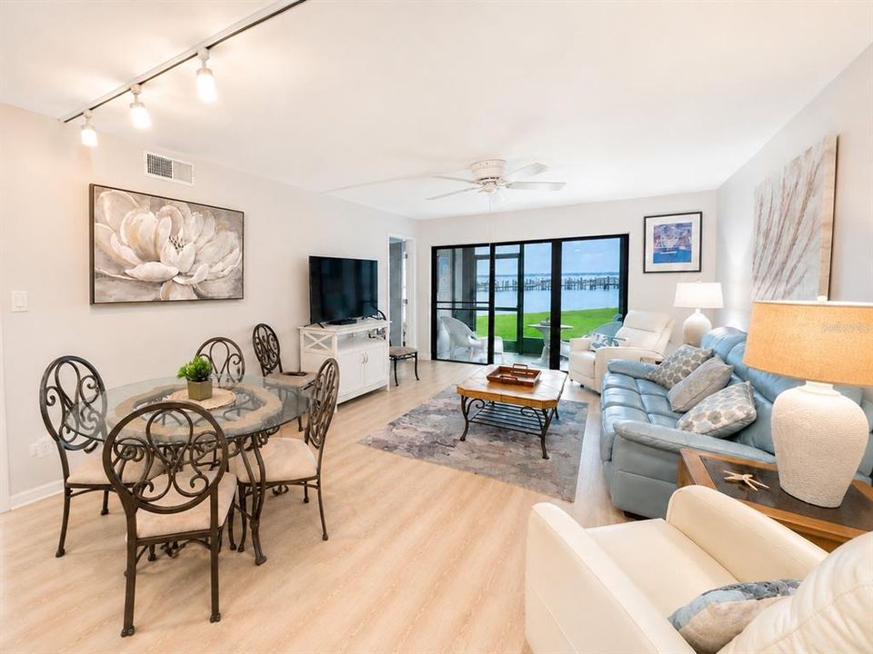 For Sale: $449,000 (2 beds, 2 baths, 915 Square Feet)