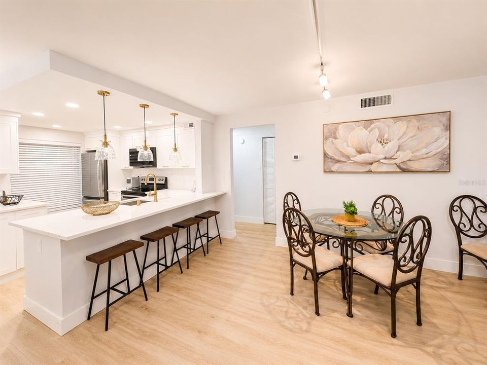 For Sale: $449,000 (2 beds, 2 baths, 915 Square Feet)