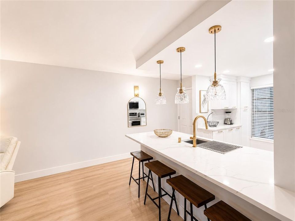 For Sale: $449,000 (2 beds, 2 baths, 915 Square Feet)