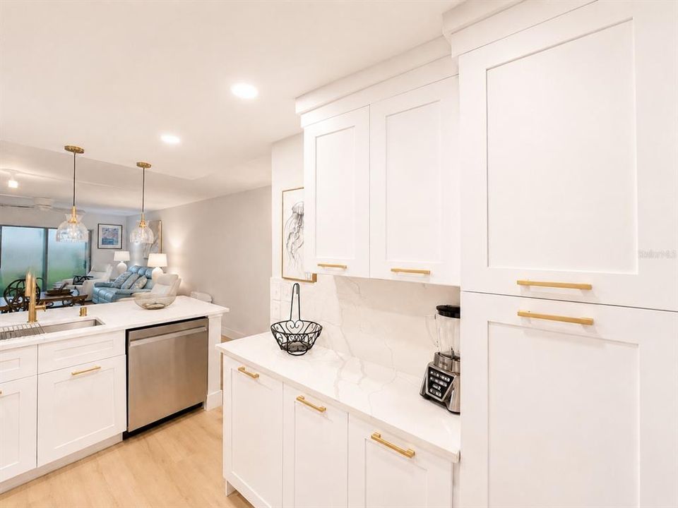 For Sale: $449,000 (2 beds, 2 baths, 915 Square Feet)