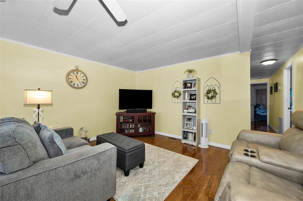 For Sale: $185,000 (3 beds, 2 baths, 1150 Square Feet)