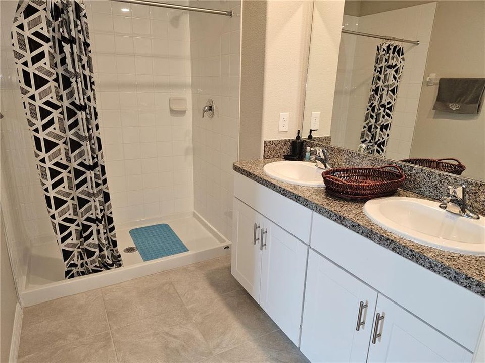 For Rent: $2,200 (3 beds, 2 baths, 1334 Square Feet)