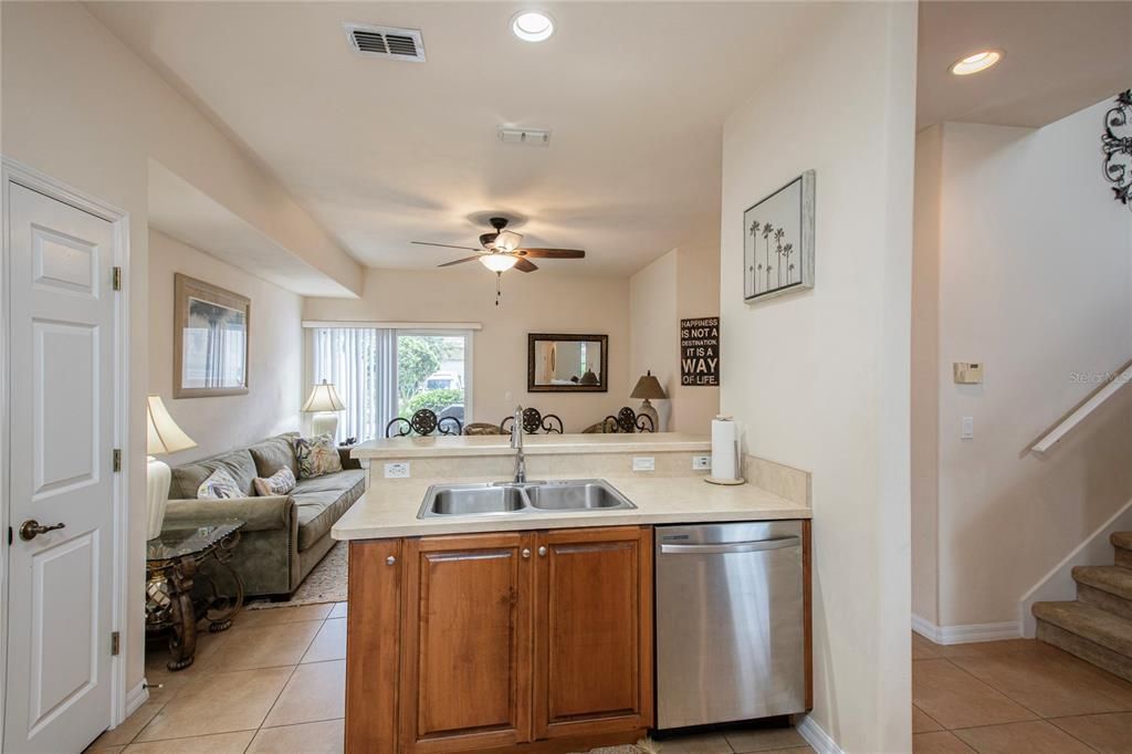 For Rent: $2,550 (2 beds, 2 baths, 1053 Square Feet)
