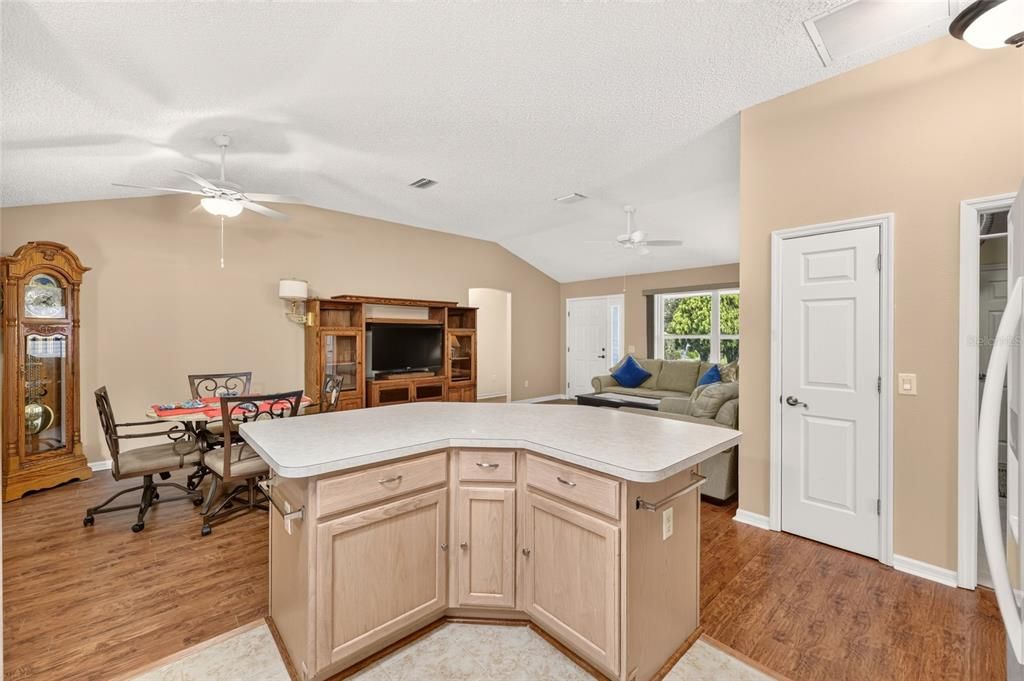 For Sale: $374,000 (3 beds, 2 baths, 1527 Square Feet)