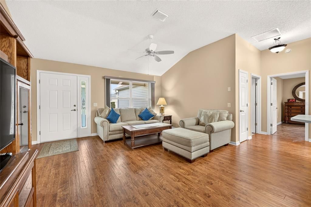 For Sale: $374,000 (3 beds, 2 baths, 1527 Square Feet)