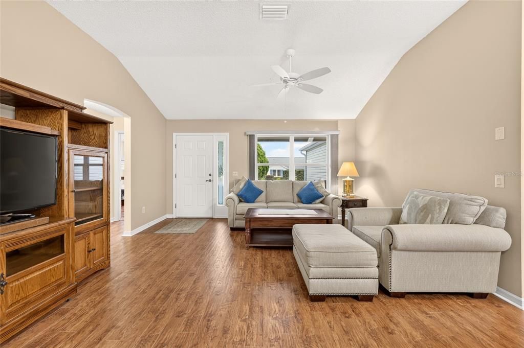 For Sale: $374,000 (3 beds, 2 baths, 1527 Square Feet)