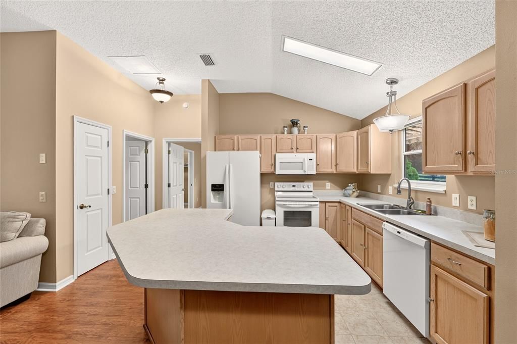 For Sale: $374,000 (3 beds, 2 baths, 1527 Square Feet)
