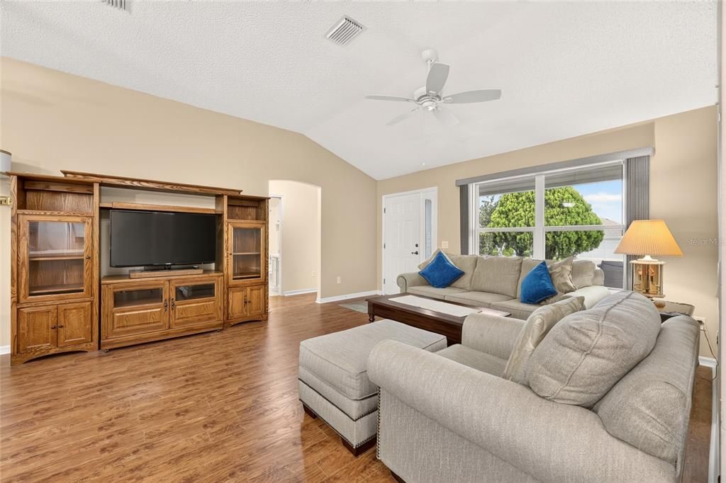 For Sale: $374,000 (3 beds, 2 baths, 1527 Square Feet)