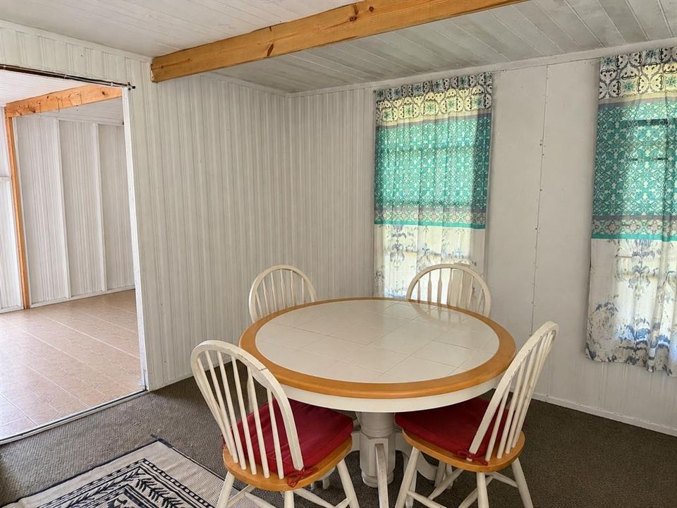 На продажу: $119,900 (2 спален, 2 ванн, 1152 Квадратных фут)
