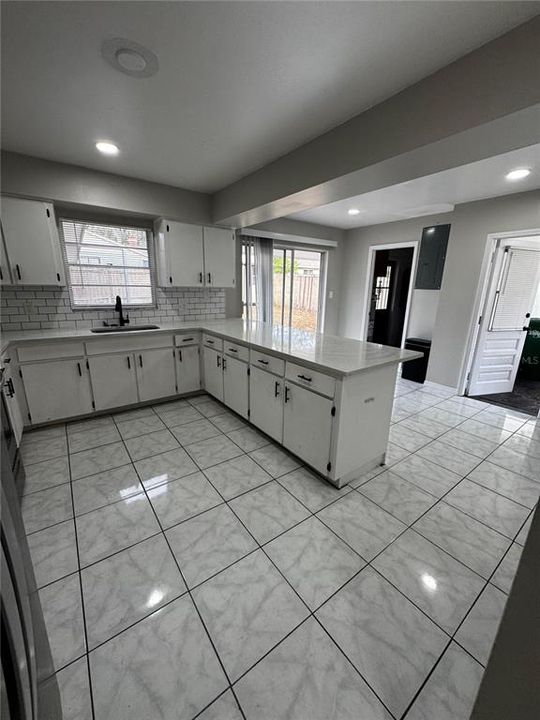 Active With Contract: $295,000 (2 beds, 1 baths, 924 Square Feet)