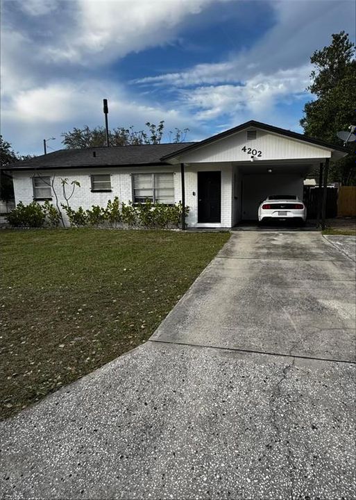 Active With Contract: $295,000 (2 beds, 1 baths, 924 Square Feet)