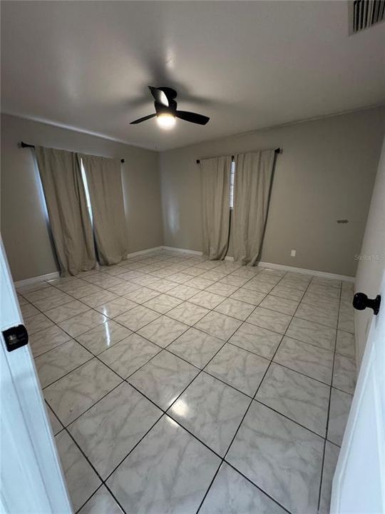 Active With Contract: $295,000 (2 beds, 1 baths, 924 Square Feet)