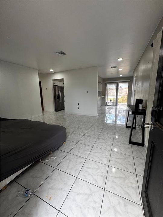 Active With Contract: $295,000 (2 beds, 1 baths, 924 Square Feet)