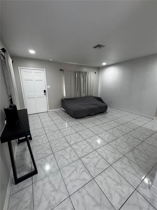 Active With Contract: $295,000 (2 beds, 1 baths, 924 Square Feet)