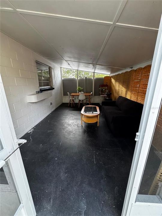 Active With Contract: $295,000 (2 beds, 1 baths, 924 Square Feet)