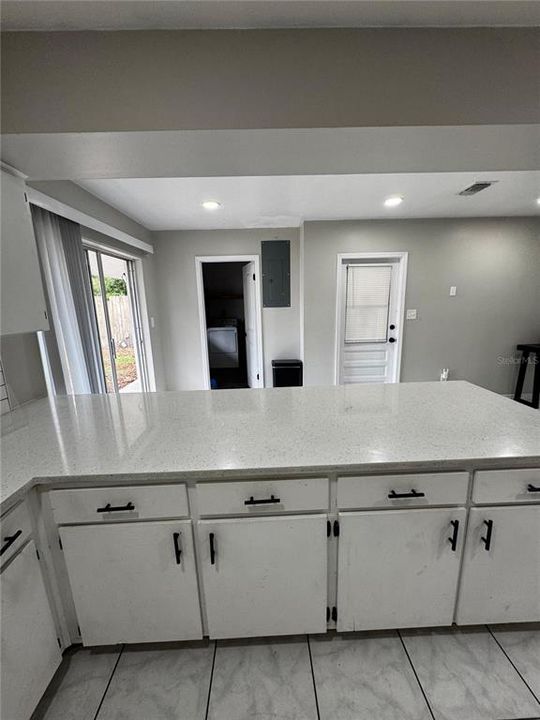 Active With Contract: $295,000 (2 beds, 1 baths, 924 Square Feet)
