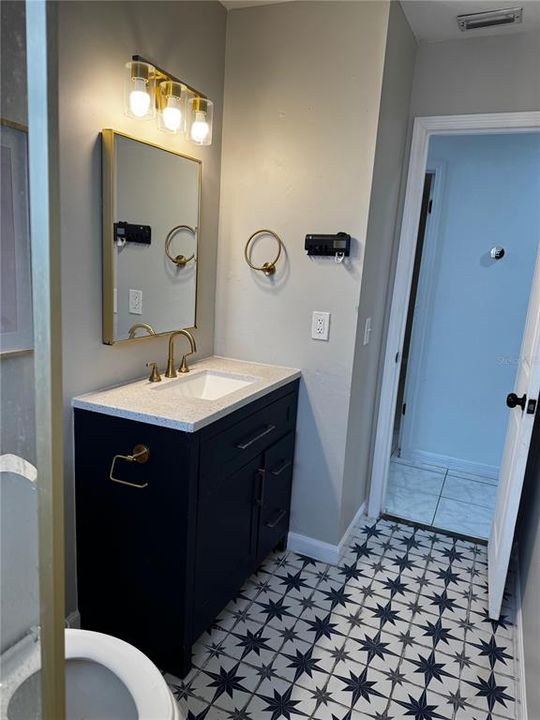 Active With Contract: $295,000 (2 beds, 1 baths, 924 Square Feet)