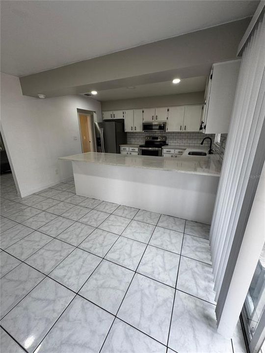 Active With Contract: $295,000 (2 beds, 1 baths, 924 Square Feet)